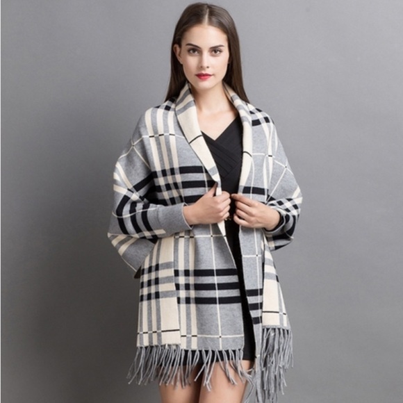 Reversible plaid cape with fringe like new - Picture 1 of 4